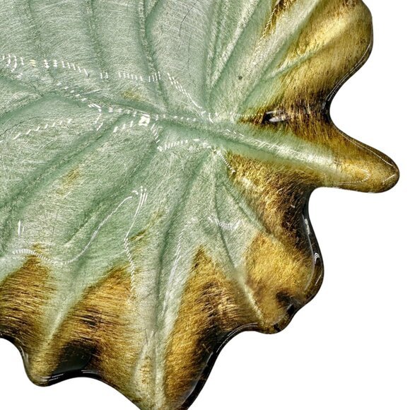 Leaf-Shaped Metal Trinket or Candy Dish Green and Gold 10 x 8 inches - Picture 2 of 6